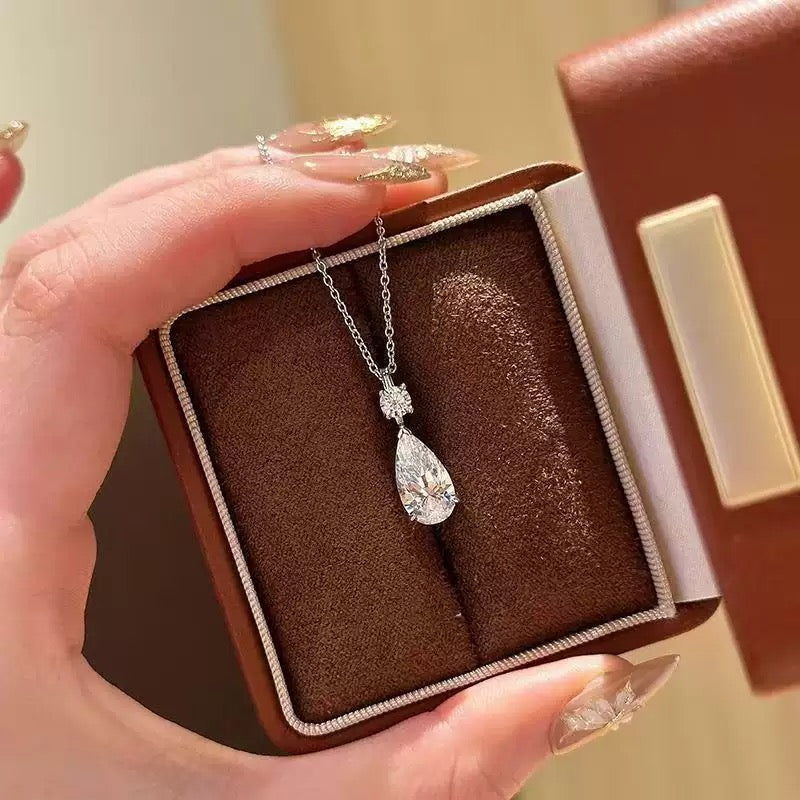 Collier - Hug Me Tight