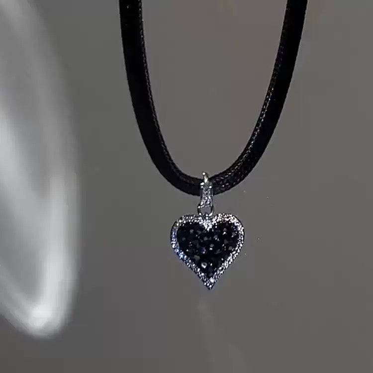 Collier - The Black One