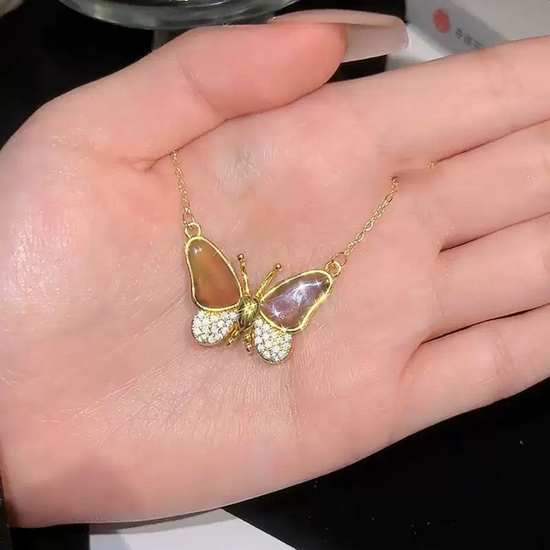 قلادة فراشة تتنفس معك