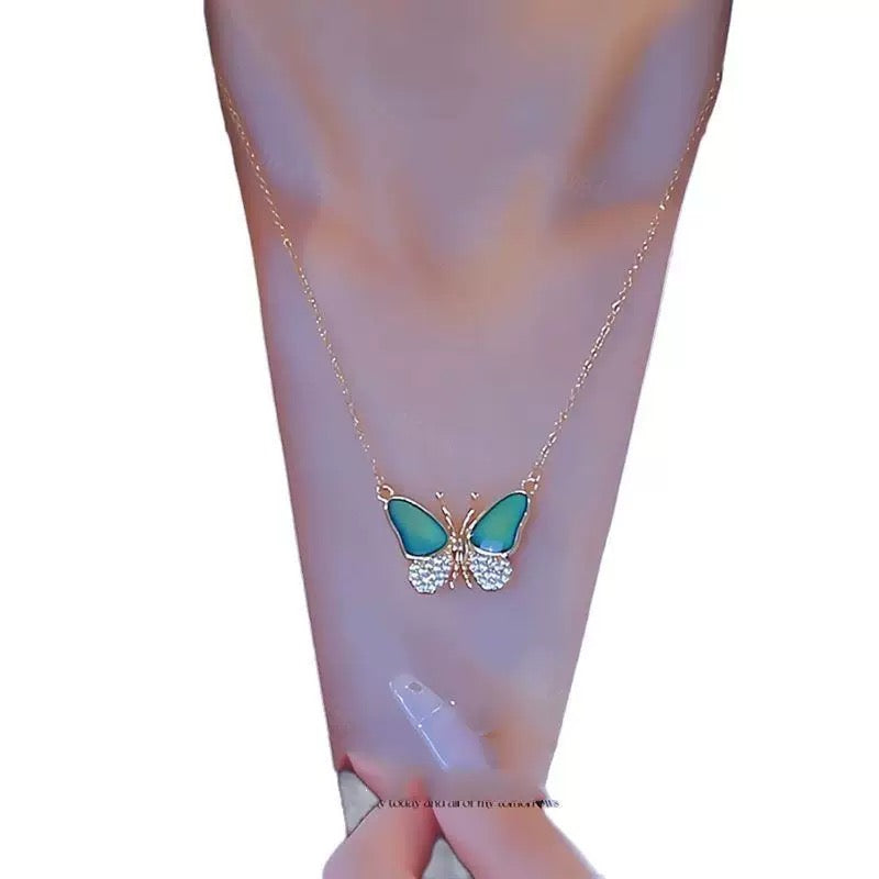 قلادة فراشة تتنفس معك