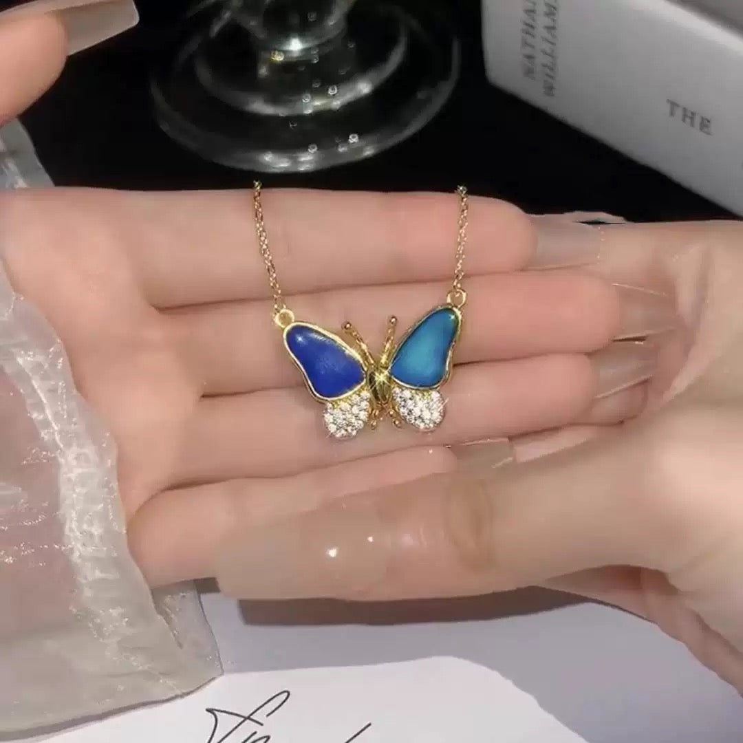 قلادة فراشة تتنفس معك